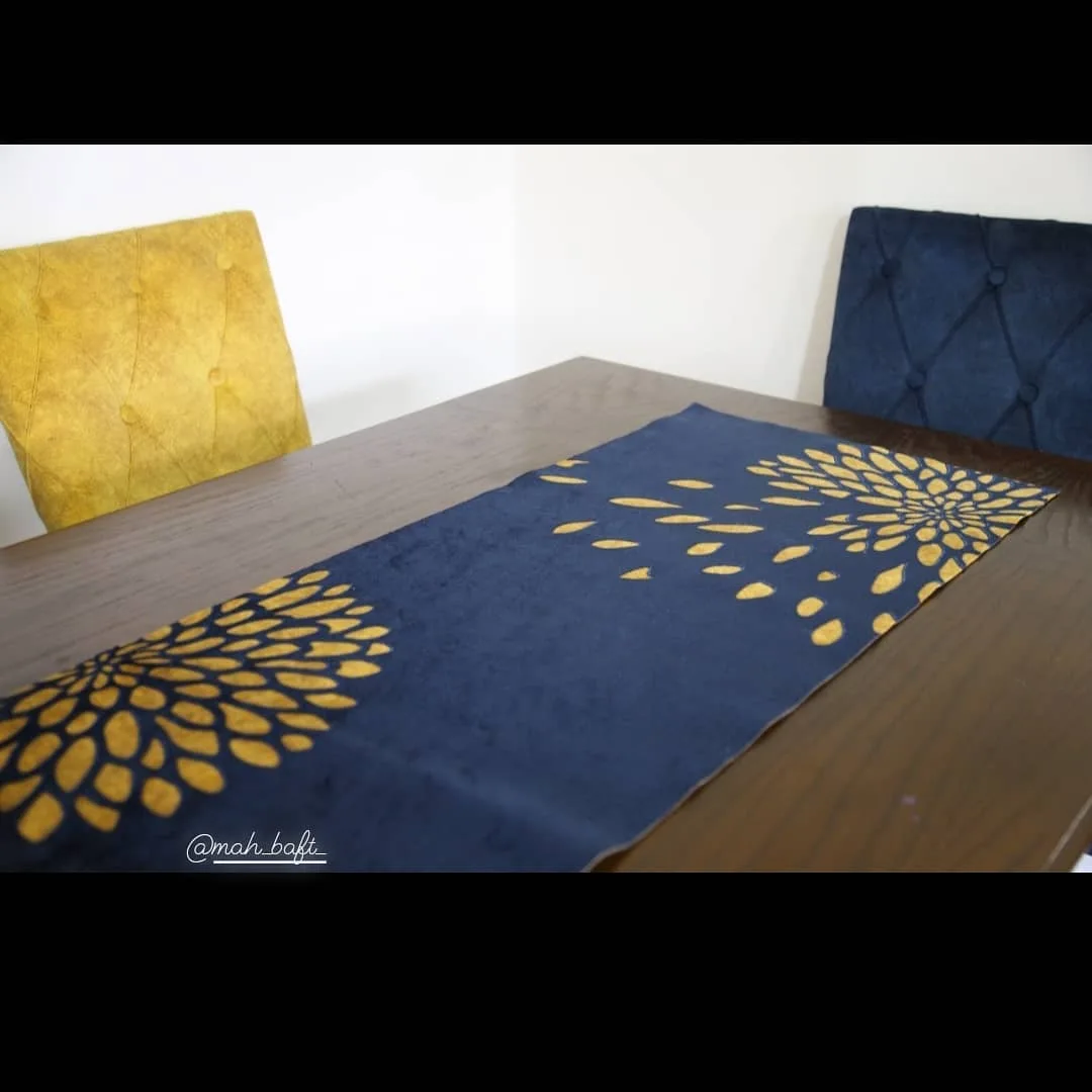 رانر رومیزی طرح قاصدک، رنگ سرمه‌ای و طلایی، جنس مخمل، طرح گلدار، مستطیلی