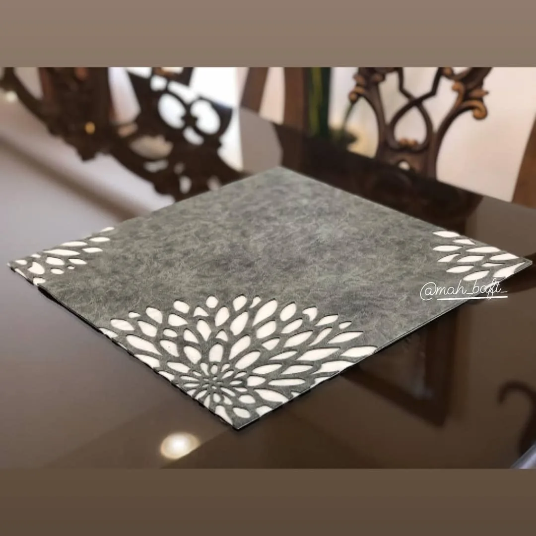 عسلی و زیربشقابی طرح قاصدک، رنگ خاکستری و سفید، جنس چرم، طرح گلدار، مربعی