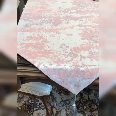 رانر مخمل پتینه صورتی طوسی، رنگ سفید، مستطیلی منگوله‌دار