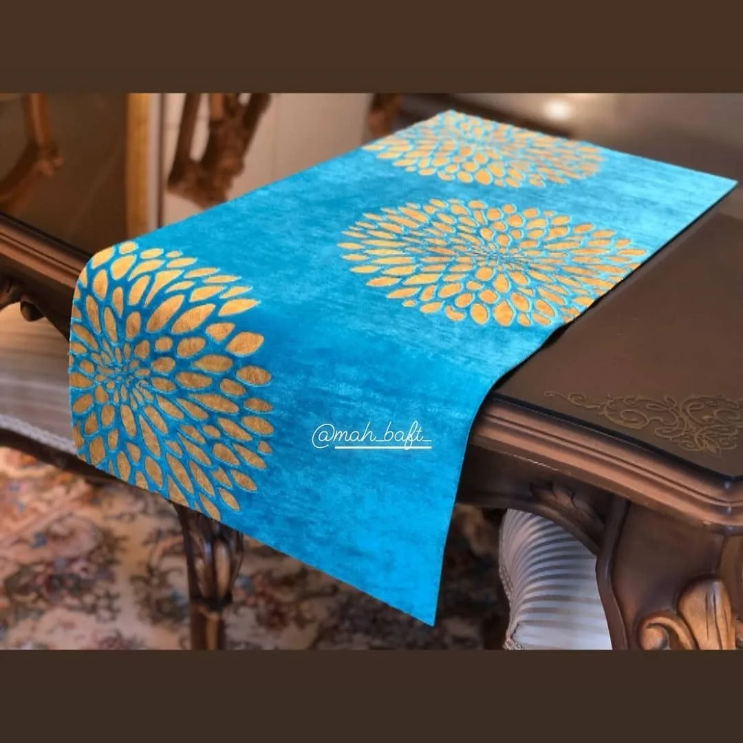 رانر طرح قاصدک فیروزه‌ای، رنگ آبی و طلایی، جنس مخمل، طرح گلدار، مستطیلی