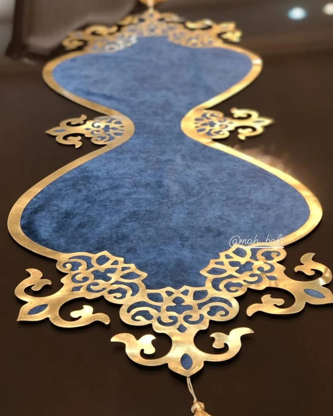 رانر طرح اشکی مخمل نقرابی، رنگ آبی و طلایی، طرح هندسی، مستطیلی، لبه منحنی