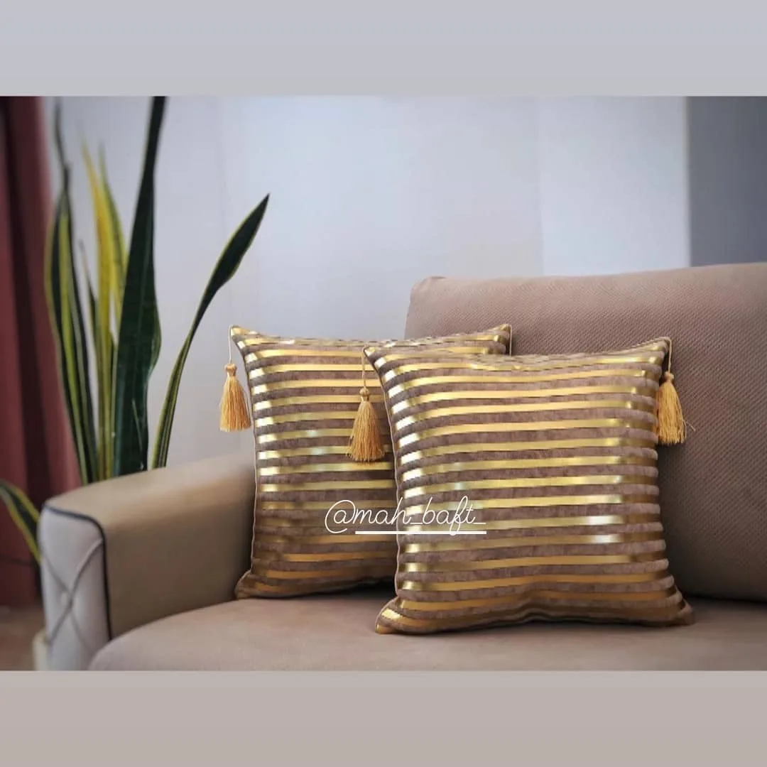 کوسن طرح مصری راه راه، رنگ طلایی و قهوه‌ای، جنس مخمل، مربعی منگوله‌دار