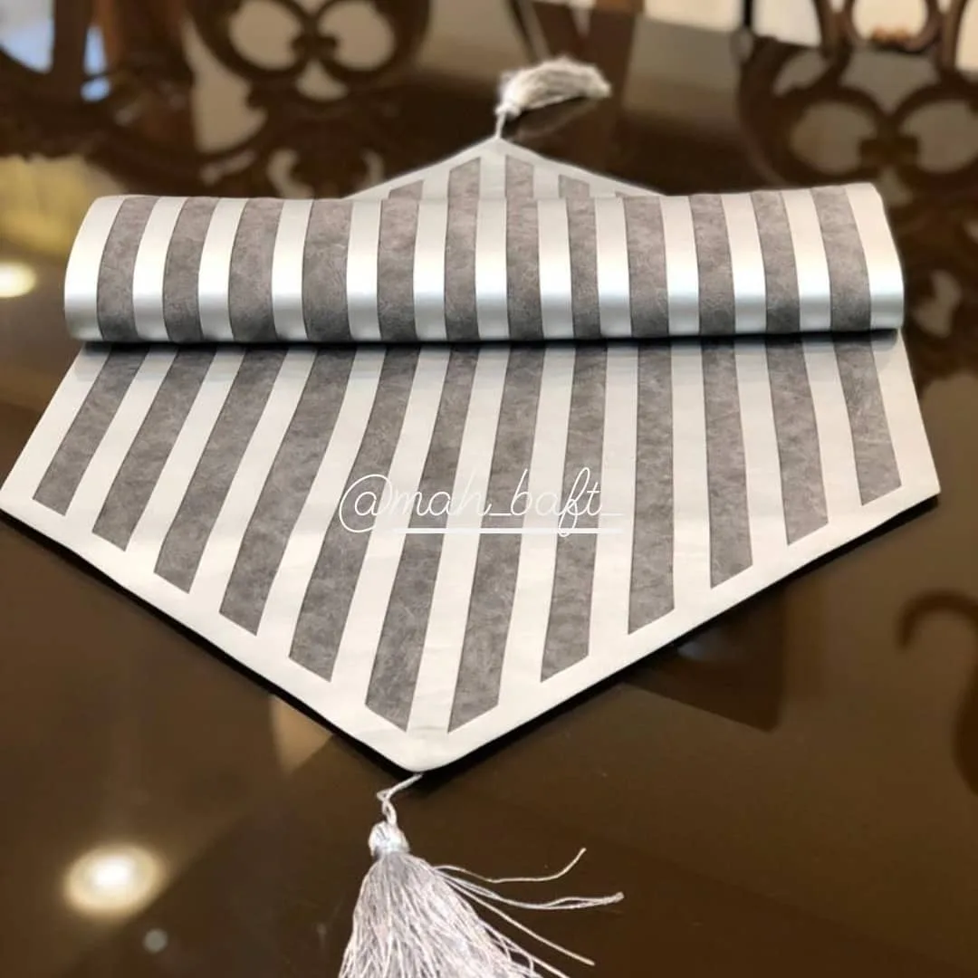 رانر طرح مصری طوسی ابروبادی، رنگ خاکستری و نقره‌ای، جنس مخمل، طرح راه‌راه، رانر میز ناهارخوری