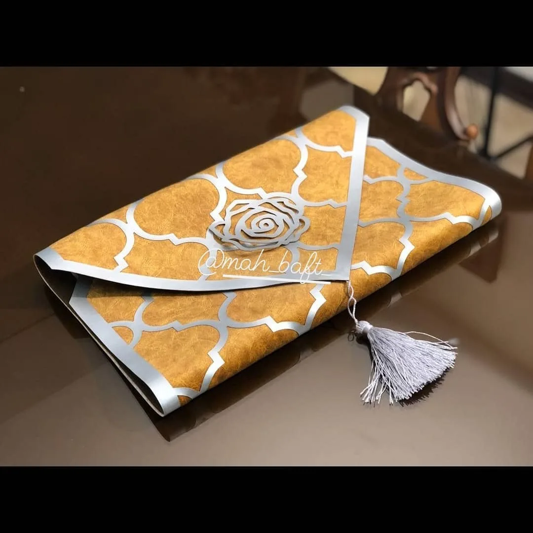 رانر خردلی با چرم نقره‌ای، جنس مخمل، طرح هندسی و گلدار، مستطیلی با منگوله