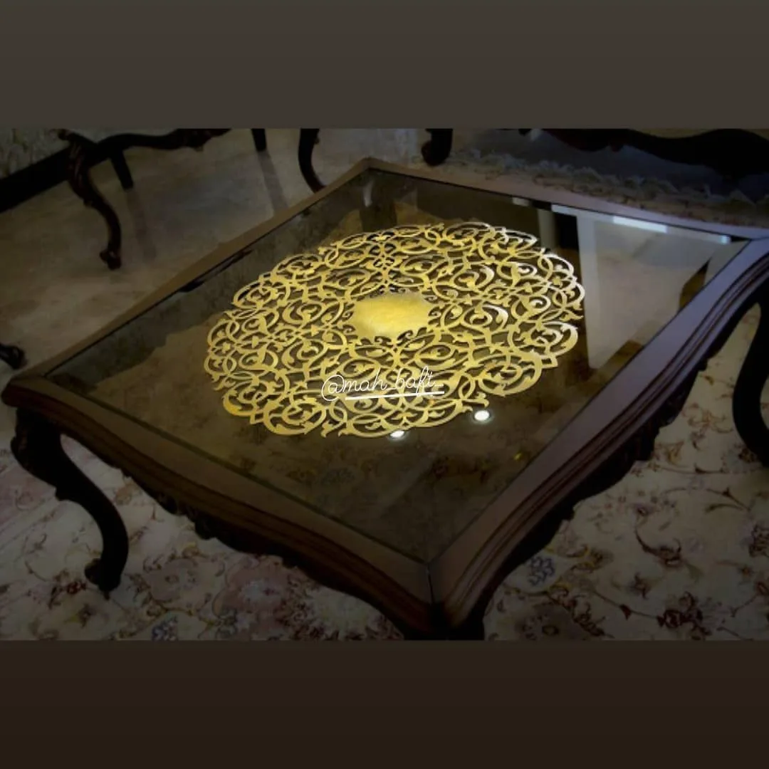 رومیزی چرم طرح شقایق، رنگ طلایی و مشکی، طرح هندسی، دایره‌ای وسط میز