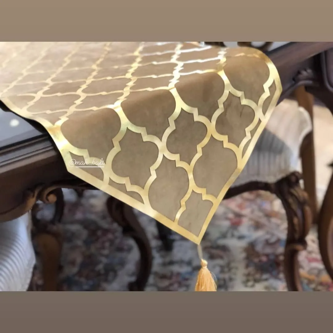 رانر مخمل بژ، رنگ قهوه‌ای و طلایی، طرح هندسی، مستطیلی با منگوله