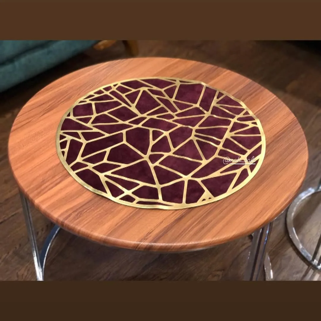 رومیزی عسلی گرد طرح ترک زرشکی، رنگ قهوه‌ای، طلایی و ارغوانی، جنس چوب و پارچه، طرح هندسی، طرح هندسی