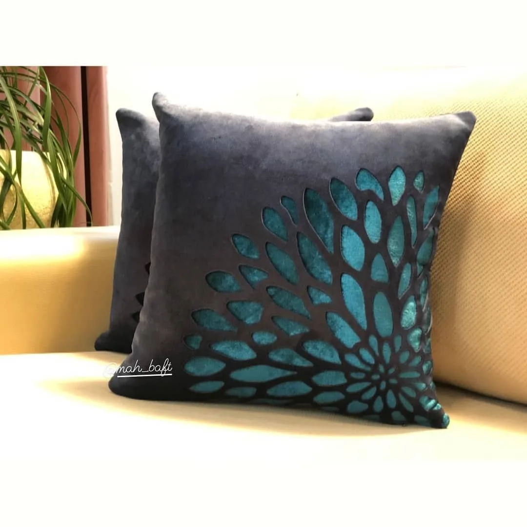 کوسن طرح قاصدک، رنگ خاکستری و فیروزه‌ای، جنس مخمل، طرح گل‌برگ‌دار، مربعی