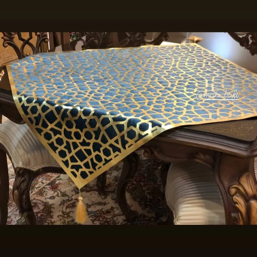 رانر طرح فیروزه، رنگ سرمه‌ای و طلایی، جنس مخمل، طرح هندسی، مستطیلی، با منگوله