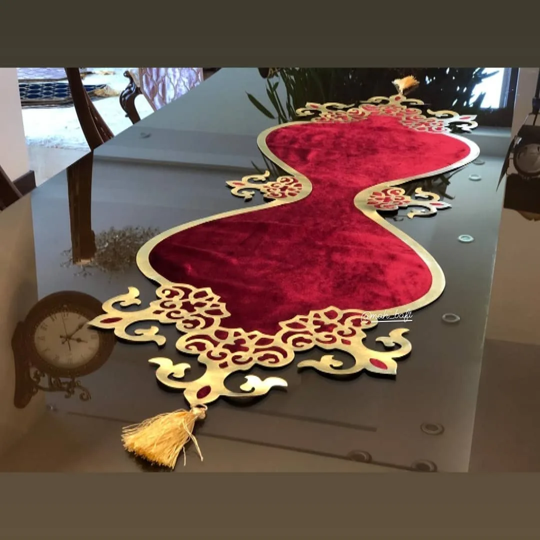 رانر طرح اشکی، رنگ قرمز و طلایی، جنس مخمل، طرح هندسی، رانر رومیزی فرمدار