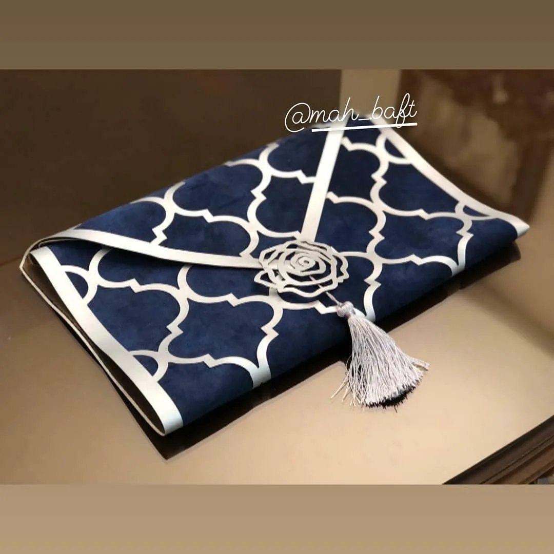 رانر طرح لوزی سورمه‌ای چرم نقره‌ای