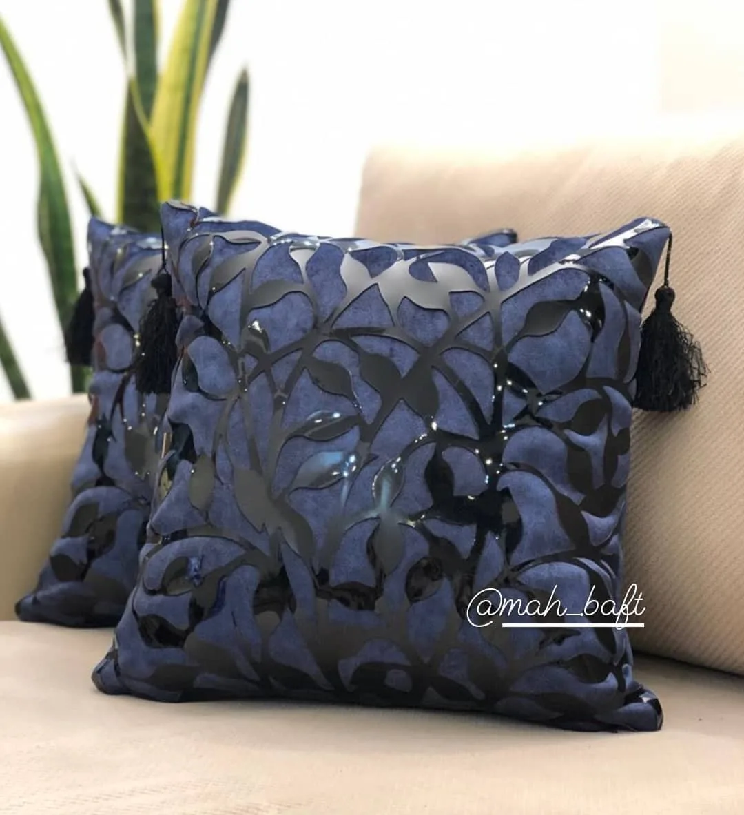 کوسن سورمه‌ای با چرم مشکی، رنگ سرمه‌ای، جنس مخمل، طرح گلدار، مربع، با منگوله