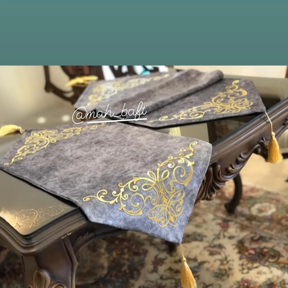 رانر طرح رویال طوسی چرم طلایی، رنگ خاکستری، جنس پارچه، طرح هندسی، رانر رومیزی مستطیلی