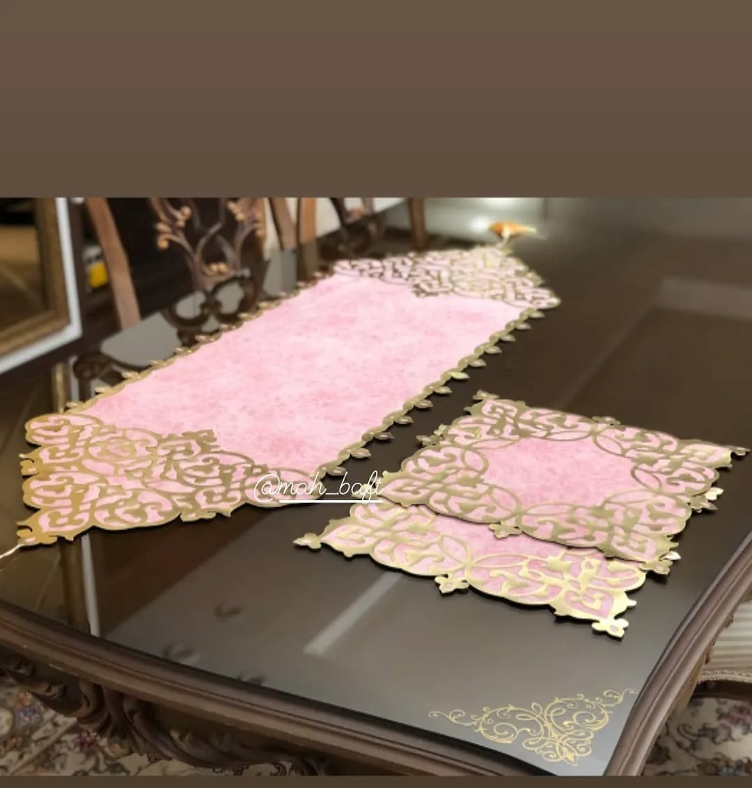 رانر طرح مهر صورتی مخمل، رنگ طلایی، جنس پارچه، طرح هندسی، رانر و رومیزی ست