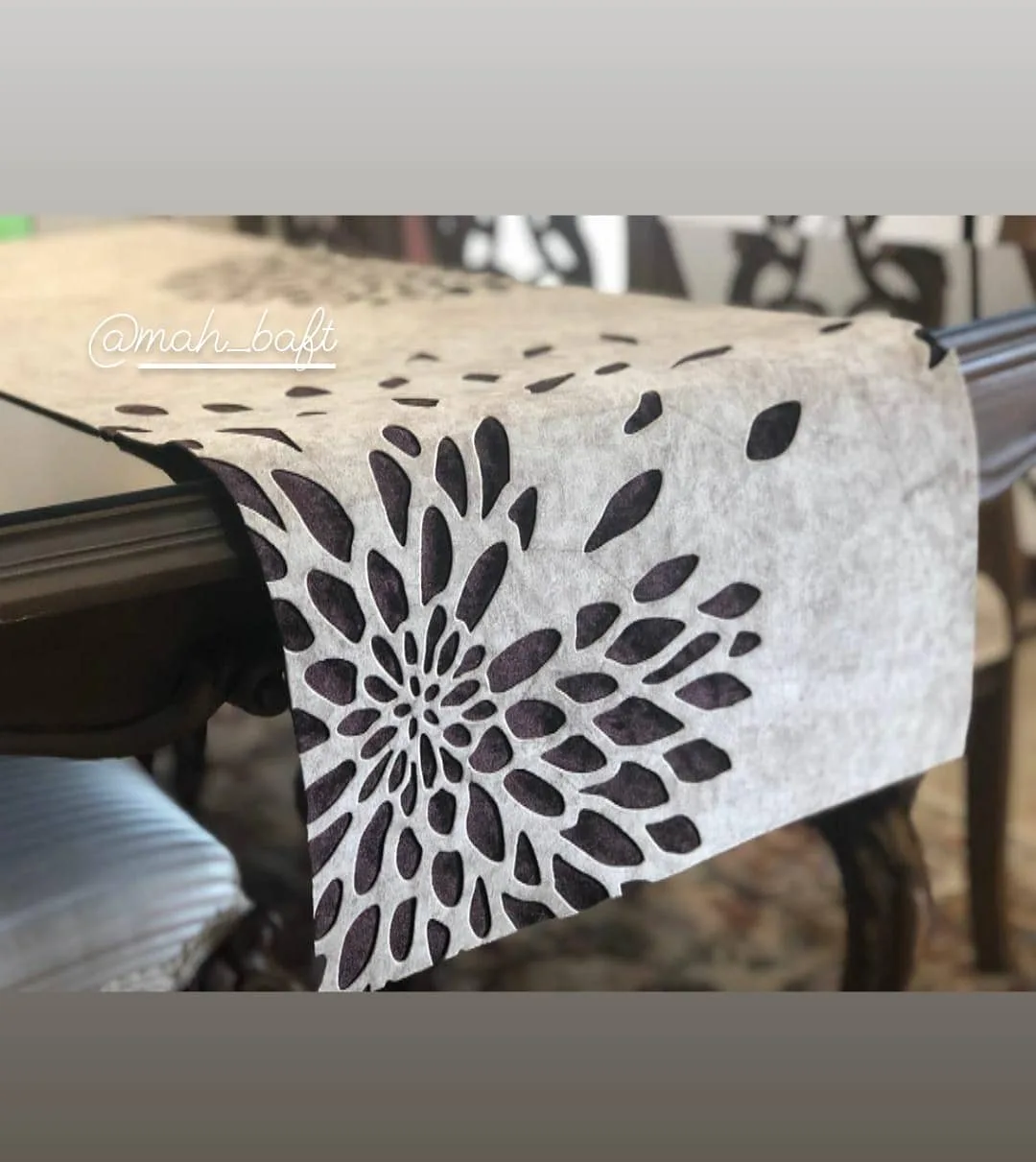 رانر طرح قاصدک بژ قهوه‌ای، رنگ کرم و مشکی، جنس مخمل، طرح گلدار، رانر مستطیل میز