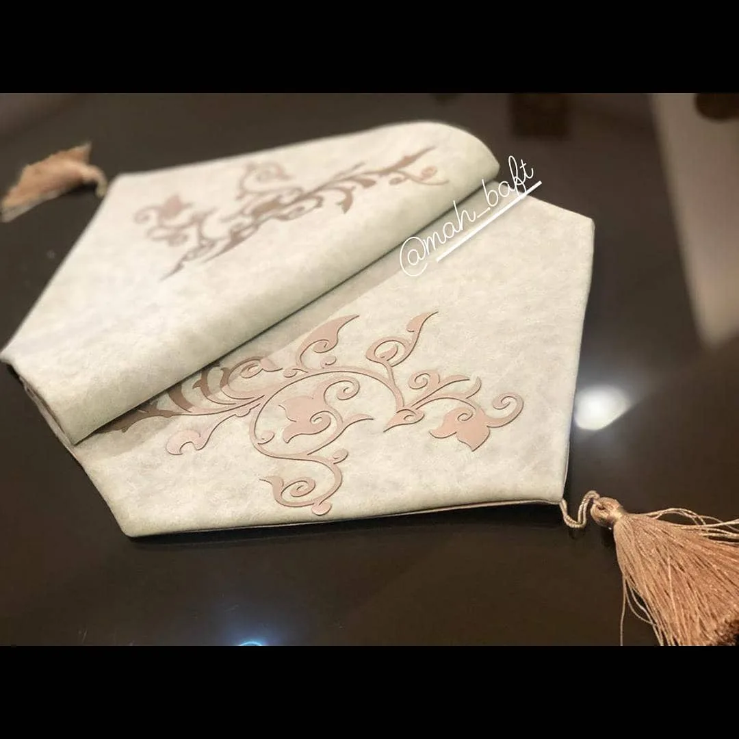 رومیزی طرح پیچک شیری چرم رزگلد، رنگ سفید و کرم، جنس مخمل، طرح هندسی، رومیزی منگولهدار