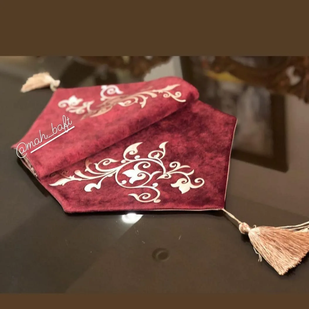 رومیزی عسلی طرح پیچک زرشکی، رنگ سرخابی و کرم، جنس مخمل، طرح هندسی، رومیزی منگوله‌دار