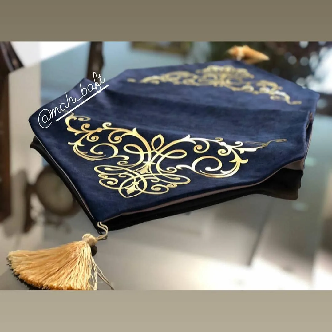 رانر طرح رویال سورمه‌ای چرم طلایی، رنگ سرمه‌ای، جنس مخمل، طرح هندسی، رانر رومیزی منگوله‌دار