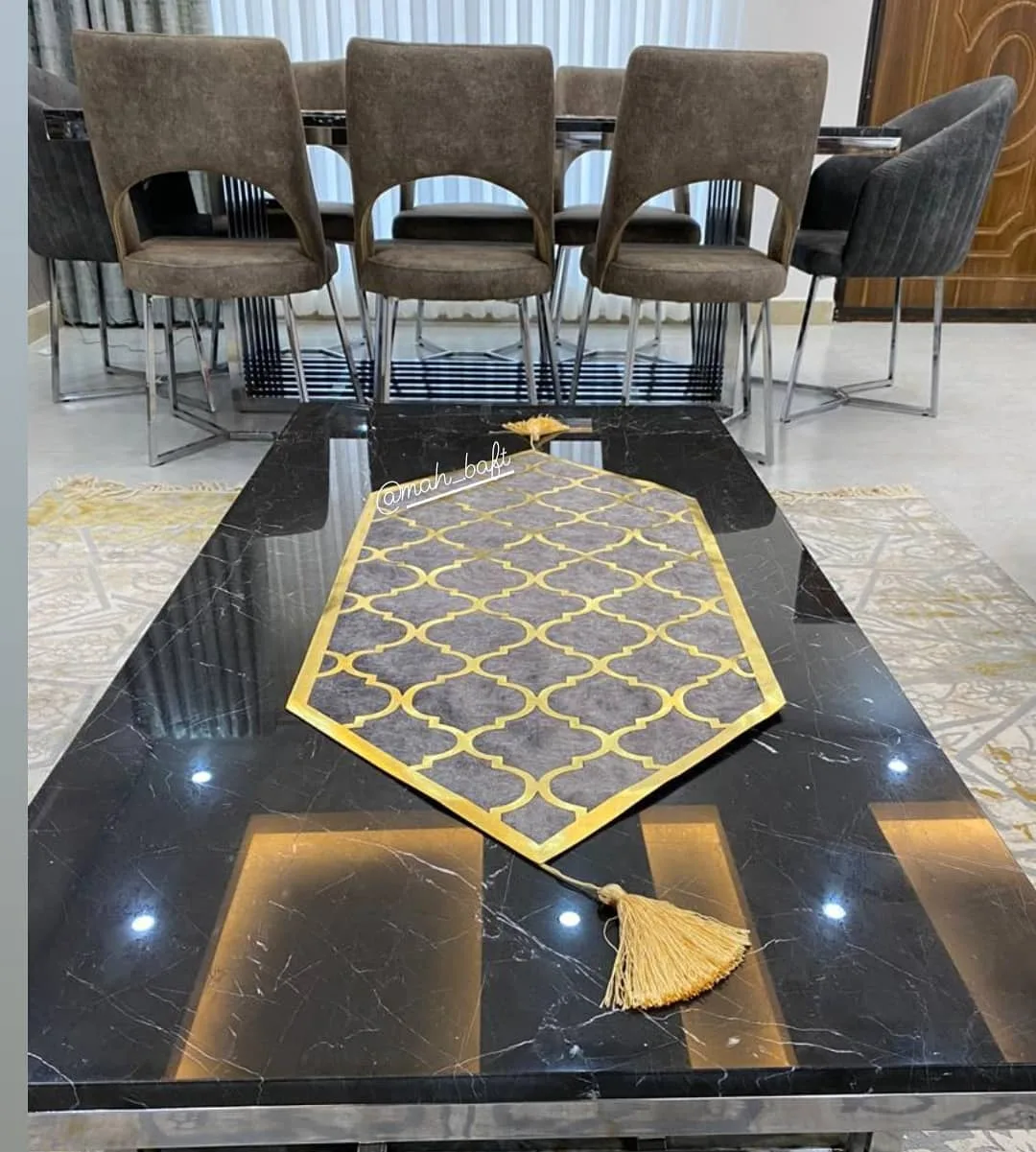 رانر مخمل طوسی با چرم طلایی، رنگ خاکستری، طرح هندسی، رانر رومیزی مستطیلی منگوله‌دار