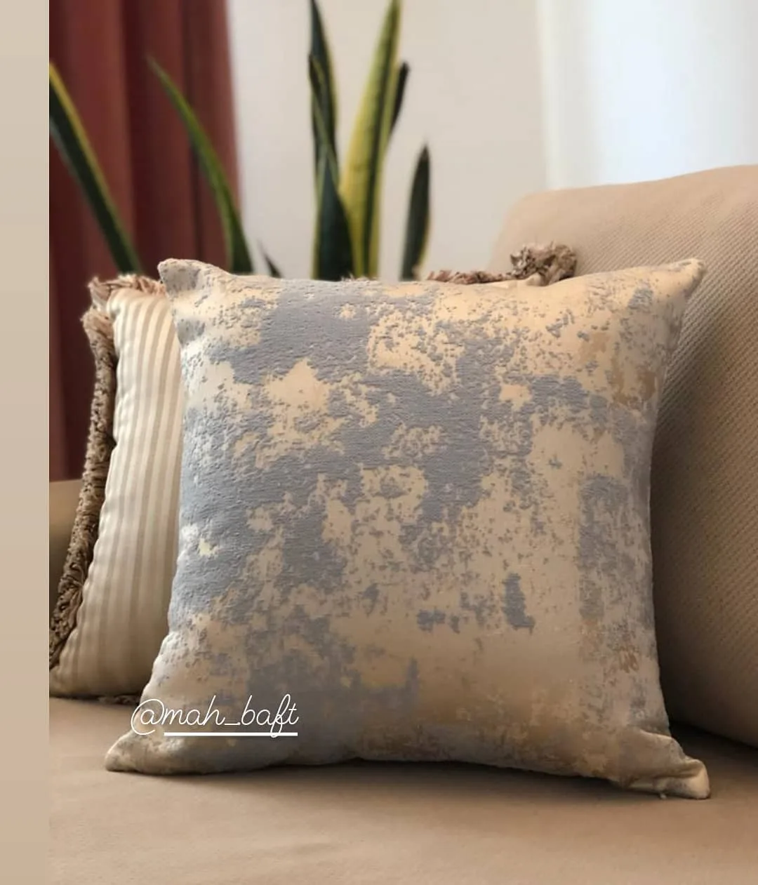 کوسن مخمل پتینه آبی ۴۰×۴۰، رنگ خاکستری و کرم، مربعی