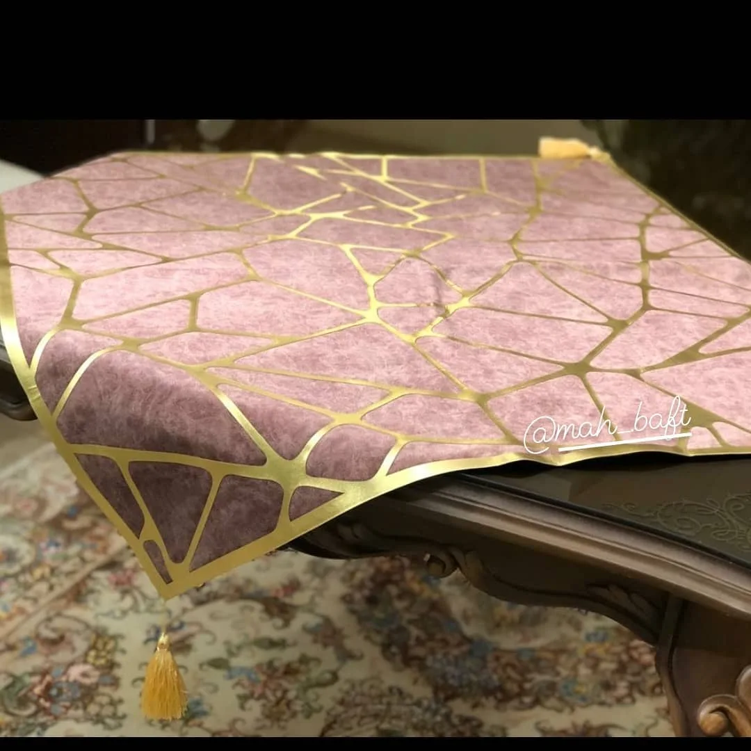 رومیزی مخمل میز خاطره، رنگ صورتی و طلایی، طرح هندسی، مستطیلی