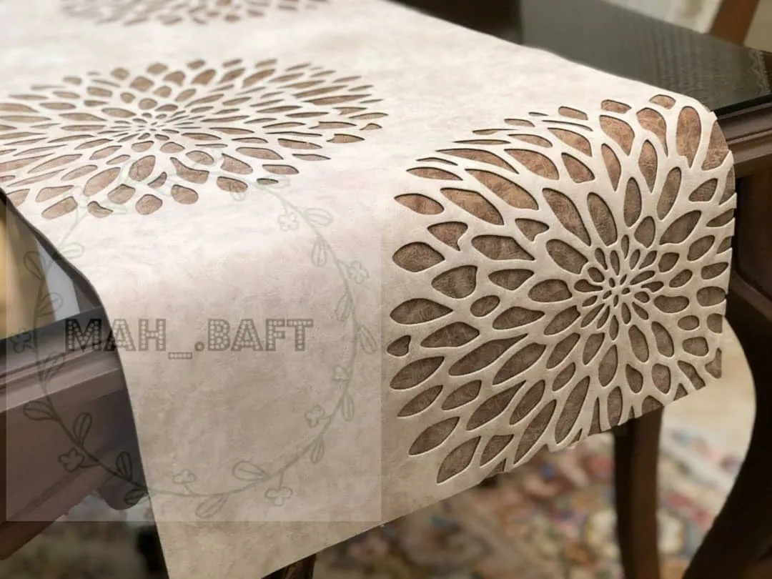 رانر مخمل طرح قاصدک، رنگ کرم و قهوهای، طرح هندسی، رانر مستطیلی با برش گل