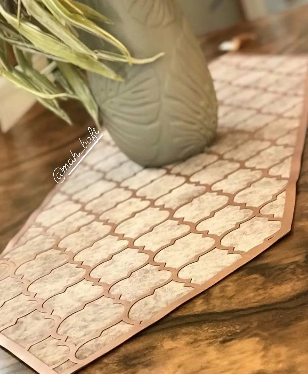 رانر طرح لوزی بژ با چرم رزگلد، رنگ کرم و قهوه‌ای، طرح هندسی، مستطیلی