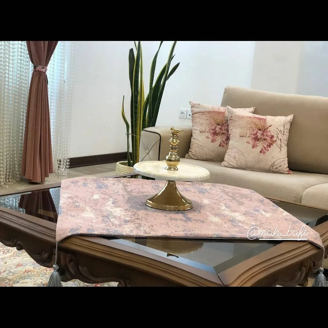 رومیزی مربع پتینه ۷۰ در ۷۰، رنگ صورتی، کرم و طلایی، جنس پارچه، مستطیلی