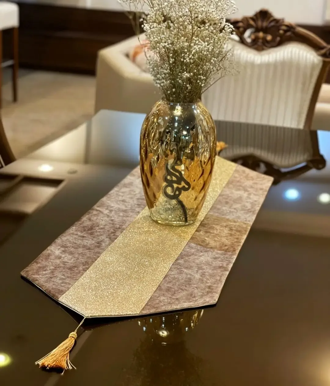 رانر و کوسن طرح جدید، رنگ قهوه‌ای و طلایی، جنس مخمل، طرح راه راه، مستطیلی، منگوله‌دار