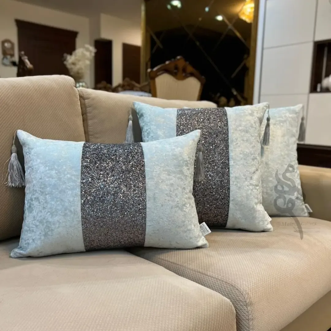 کاور کوسن مخمل، رنگ آبی روشن و نقره‌ای، مستطیلی با منگوله
