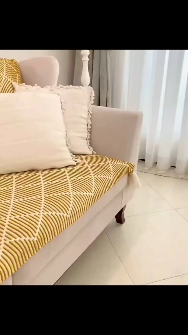 شال مبل، رنگ کرم و زرد، جنس پارچه‌ای، طرح هندسی، لوزی