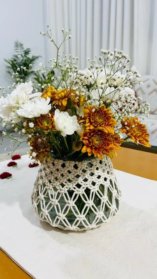 گلدان دستباف، رنگ سفید، نارنجی و زرد، جنس شیشه‌ای و بافتنی، استوانه‌ای