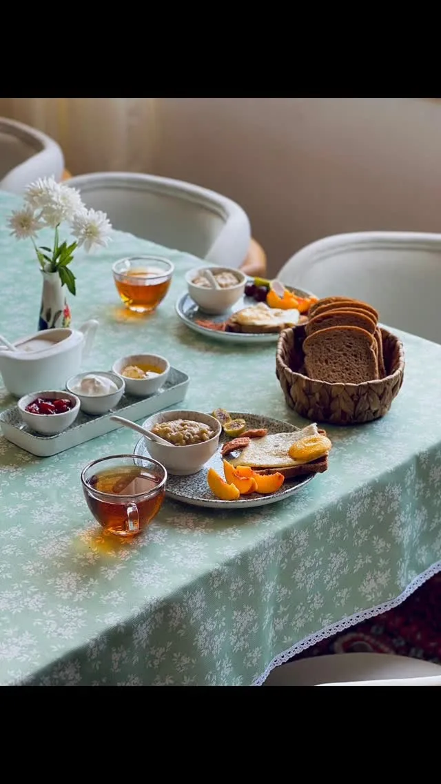 رومیزی، رنگ سبز، جنس پارچه، طرح گلدار، مستطیلی