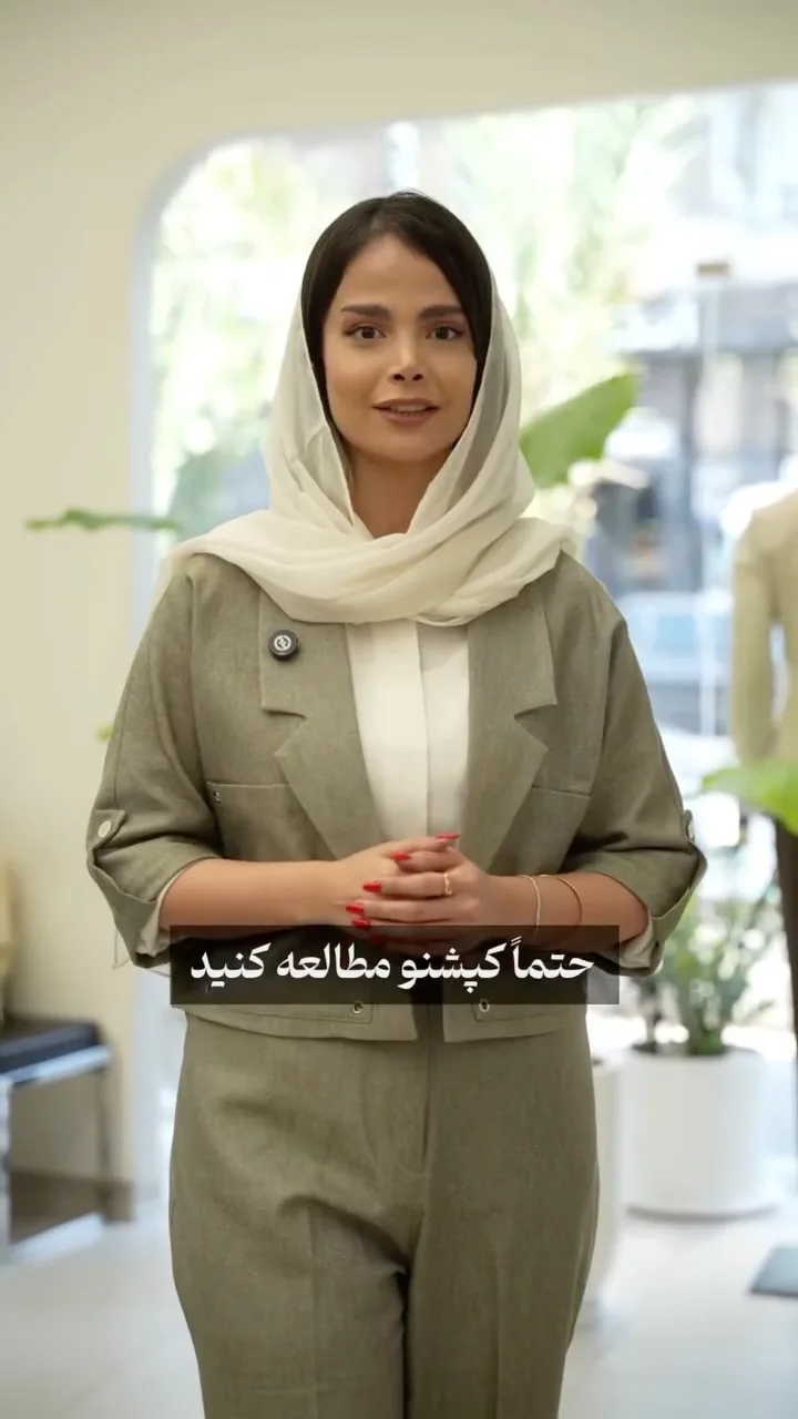 کت‌وشلوار پاییزه زنانه، رنگ زیتونی، کت کوتاه، یقه انگلیسی، آستین سه چهارم، شلوار راحت