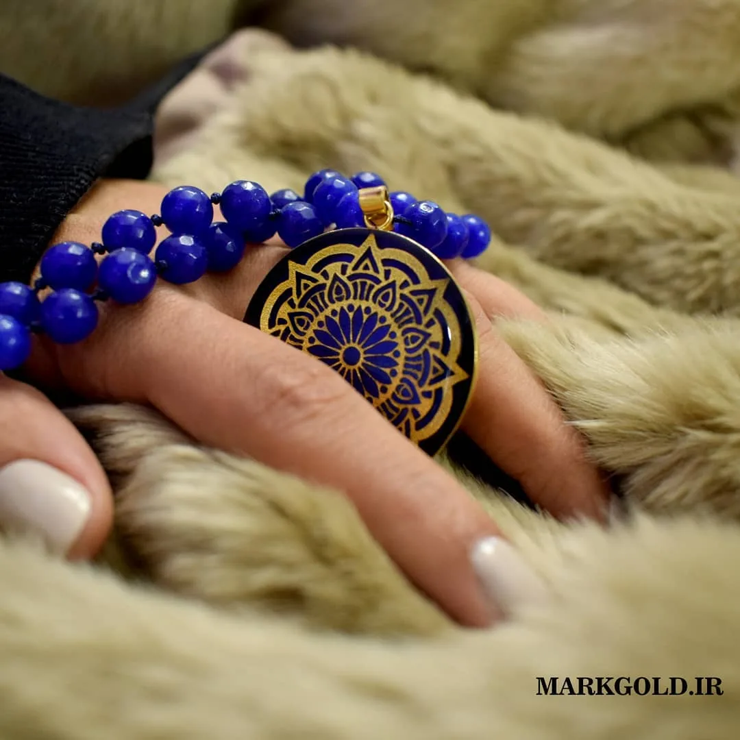 گردنبند طلاکوب مارک گلد، رنگ آبی و طلایی، جنس سنگ و فلز، طرح هندسی، گردنبند مهره‌ای پلاک‌دار