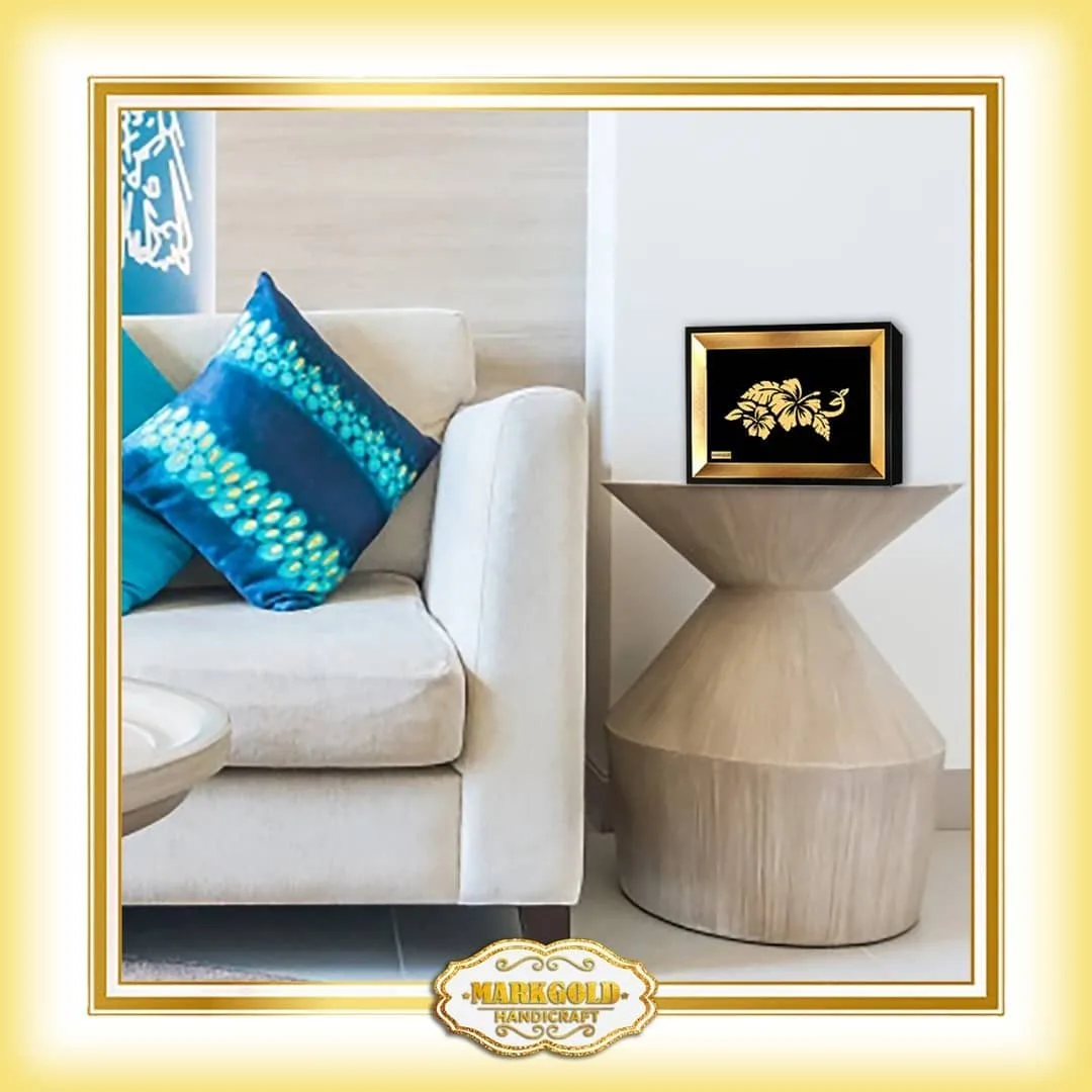 تابلو طلاکوب گل مارک گلد، رنگ مشکی و طلایی، جنس چوب و شیشه، طرح گلدار، مستطیل رومیزی
