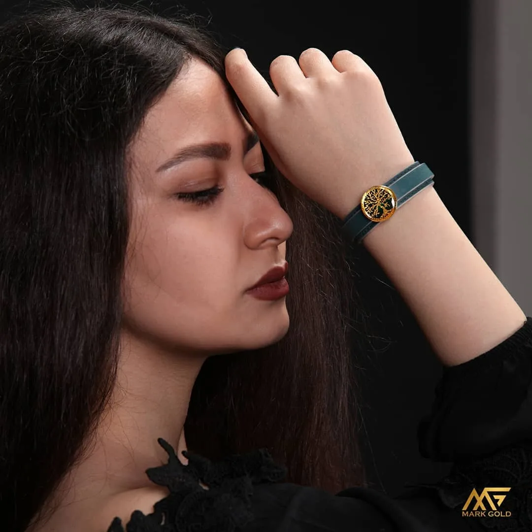 دستبند چرم روکش طلا درخت زندگی مارک گلد، رنگ سبز و طلایی، دستبند چرمی با پلاک دایرهای