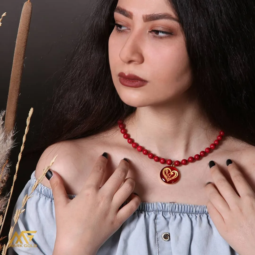 گردنبند روکش طلا نت عشق مارک گلد، رنگ قرمز و طلایی، جنس سنگ و فلز، مهره‌ای، آویز گرد