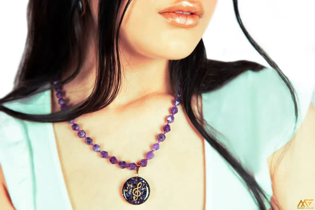 گردنبند زنانه، رنگ بنفش و طلایی، جنس فلز و سنگ، آویز گرد و زنجیر