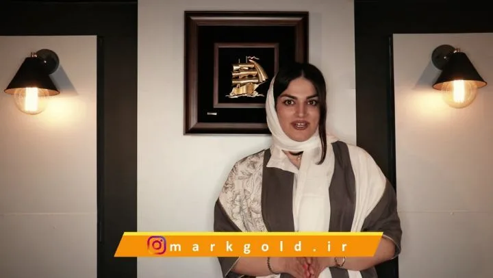 تابلو دیوارکوب مارک گلد، رنگ طلایی، قهوه‌ای و مشکی، جنس چوب و شیشه، مربعی، دیواری