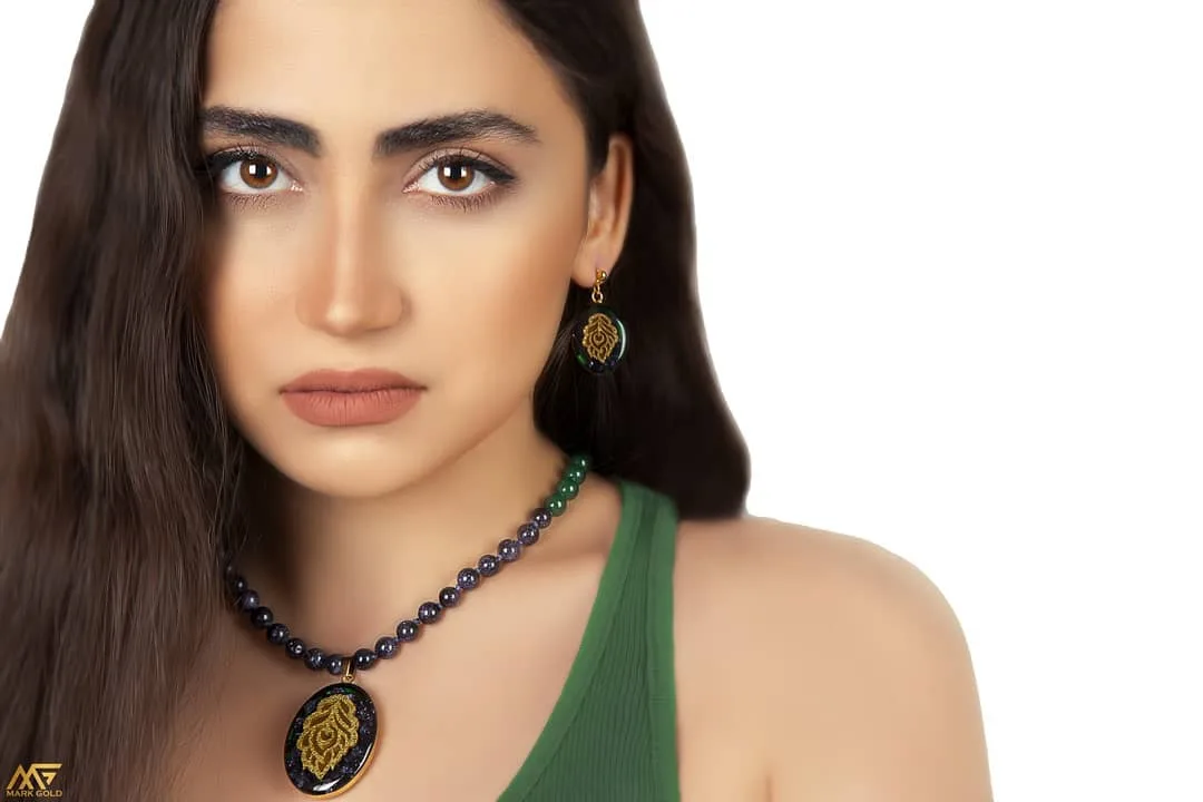 ست زیورآلات طرح دل آرا، رنگ بنفش و طلایی، جنس فلز و سنگ، گردنبند، گوشواره