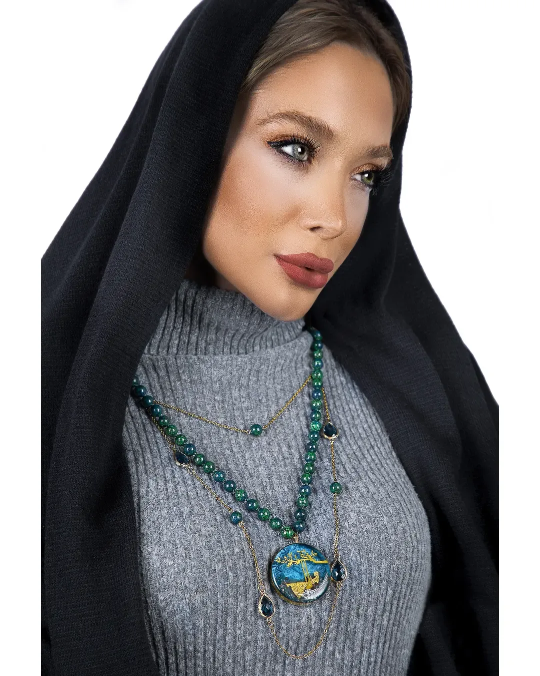 گردنبند روکش طلا، رنگ سبز، طلایی و آبی، جنس فلز و سنگ، چند لایه با پلاک گرد