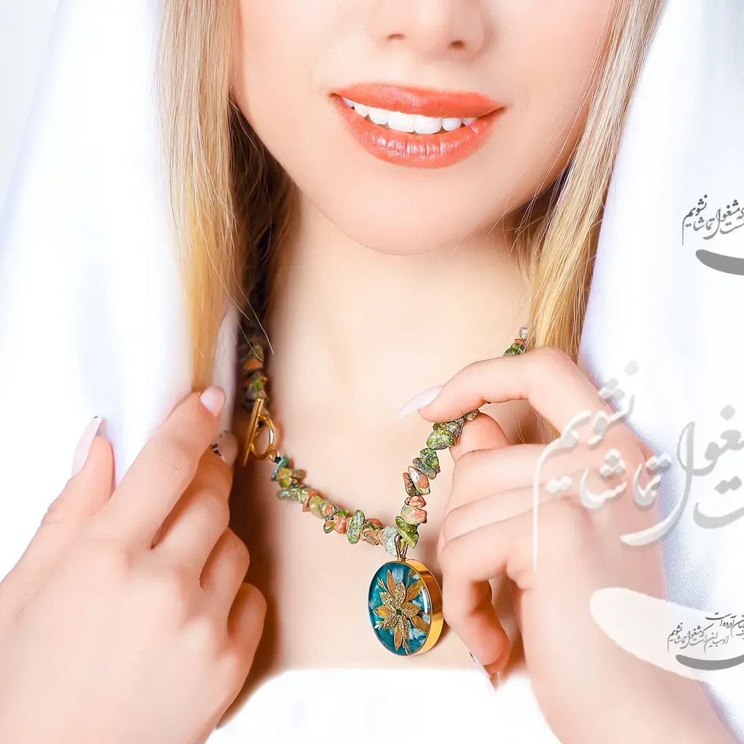 گردنبند روکش طلا، رنگ سبز، طلایی و قهوه‌ای، جنس سنگ و فلز، طرح گلدار، گردنبند مهره‌ای با پلاک بیضی