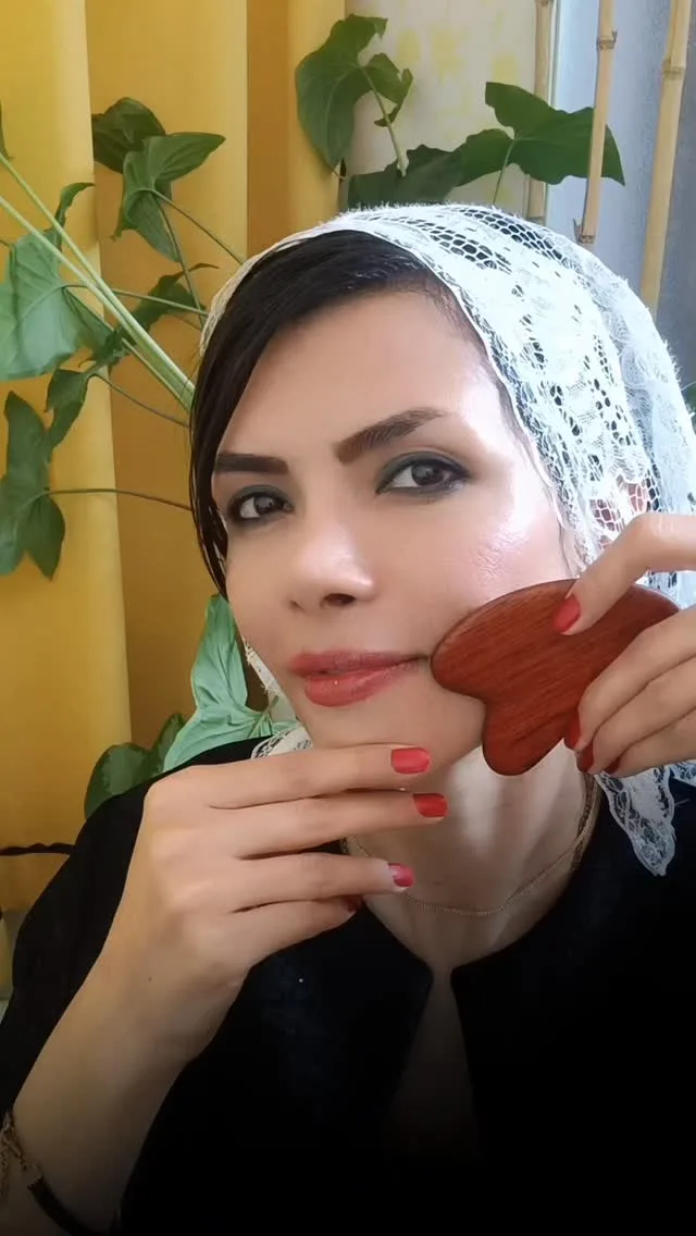 گواشا قلبی چوب رزوود، رنگ قهوهای، فرم قلبی ارگونومیک