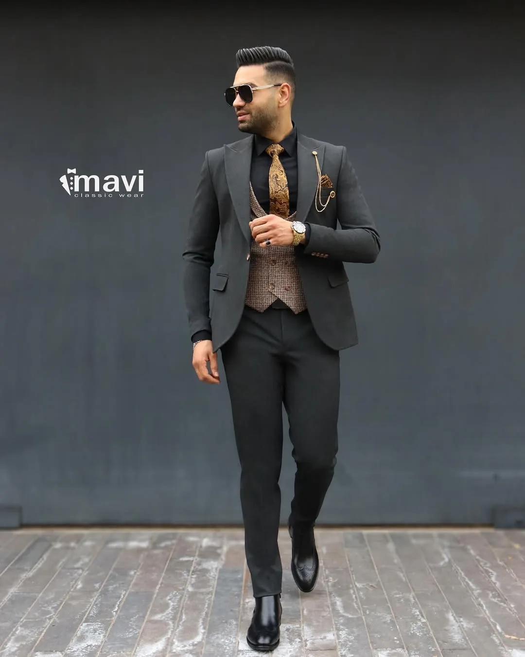 کت و شلوار مردانه کلاسیک، رنگ خاکستری تیره، قهوه ای و مشکی، تک دکمه یقه انگلیسی جذب