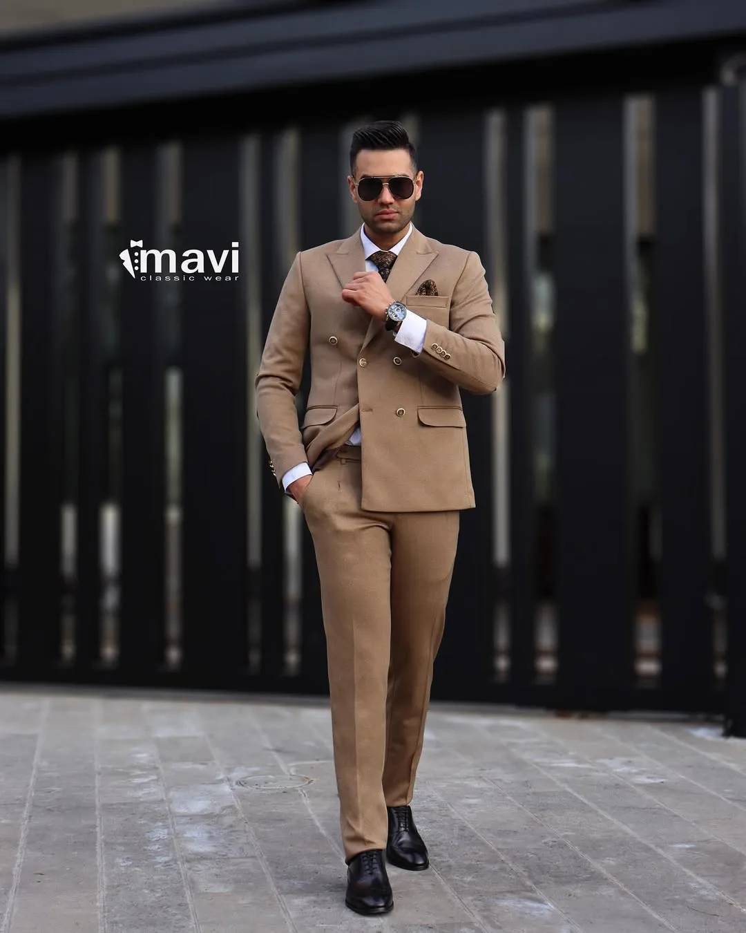 کت و شلوار دبل برست اکونومی، رنگ کرم و قهوه‌ای روشن، دو دکمه، جذب، آستین بلند