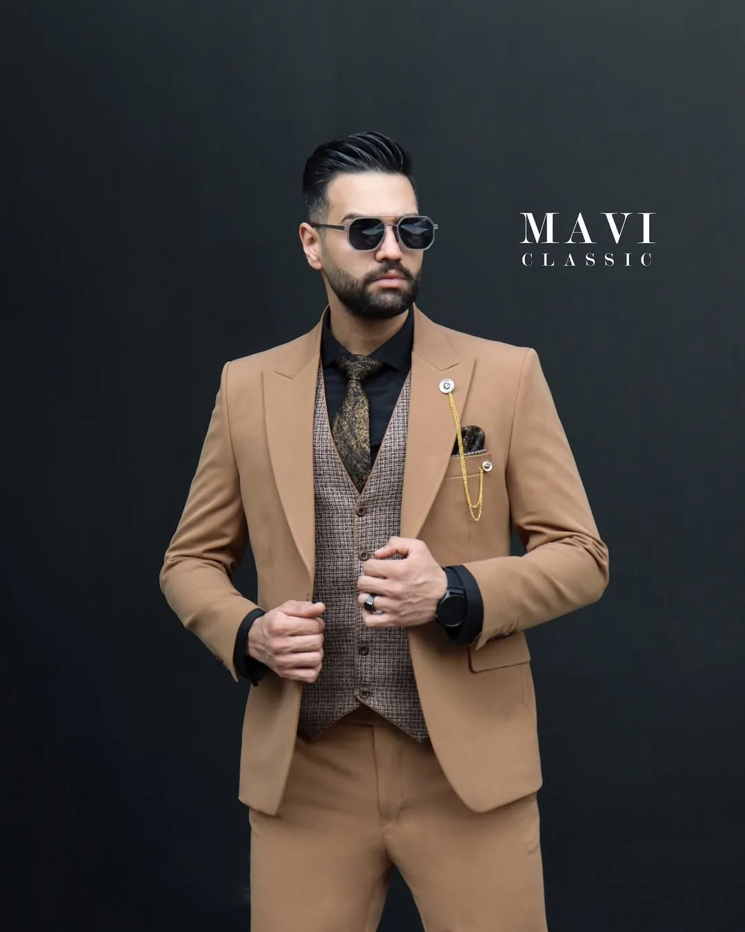 کت و شلوار مردانه، رنگ خاکی و قهوه‌ای، جنس پارچه، طرح طرح‌دار، کت یقه انگلیسی و جلیقه