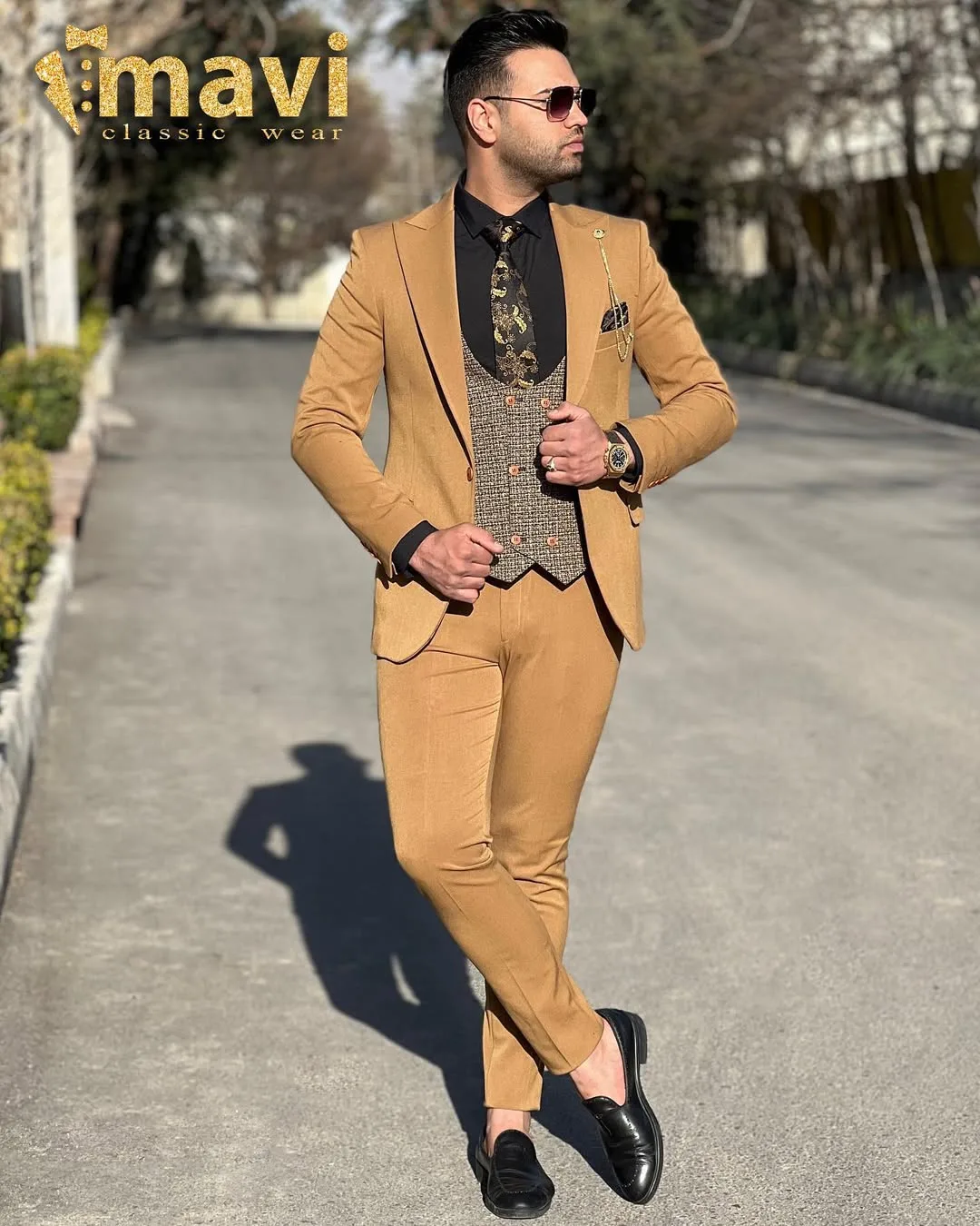 کت و شلوار و ژیله مدل ۲۰۲۲، رنگ قهوهای و خردلی، جذب، آستین بلند