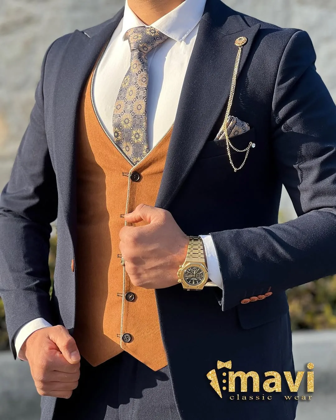 کت و شلوار مردانه — رنگ سرمه‌ای — نمای جزئیات — یقه کنت — عکس ۴