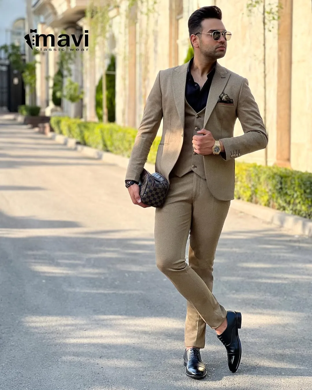 کت و شلوار مردانه — رنگ کرم — نمای کامل — یقه کنت — عکس ۲